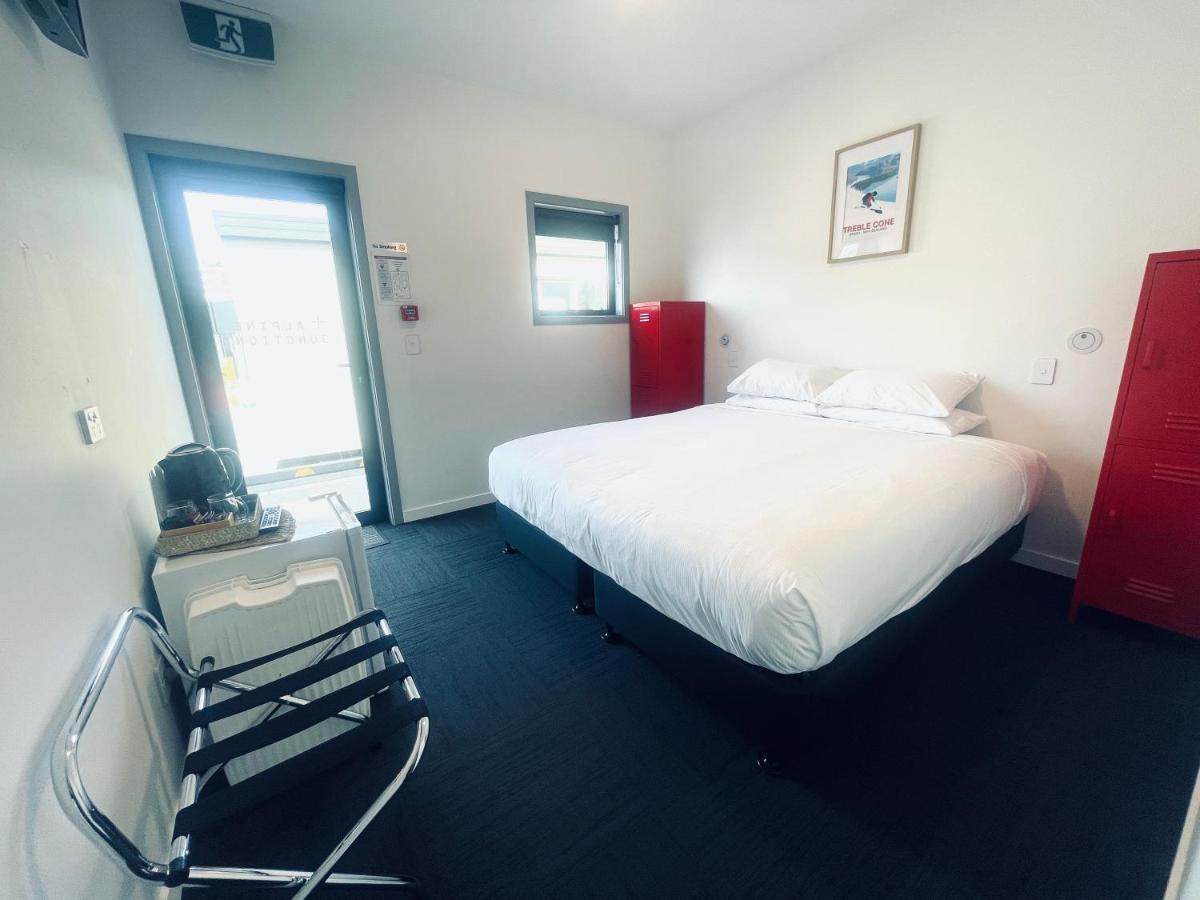 Alpine Junction Townhouse Apartments, Lodge & Hotel ワナカ エクステリア 写真