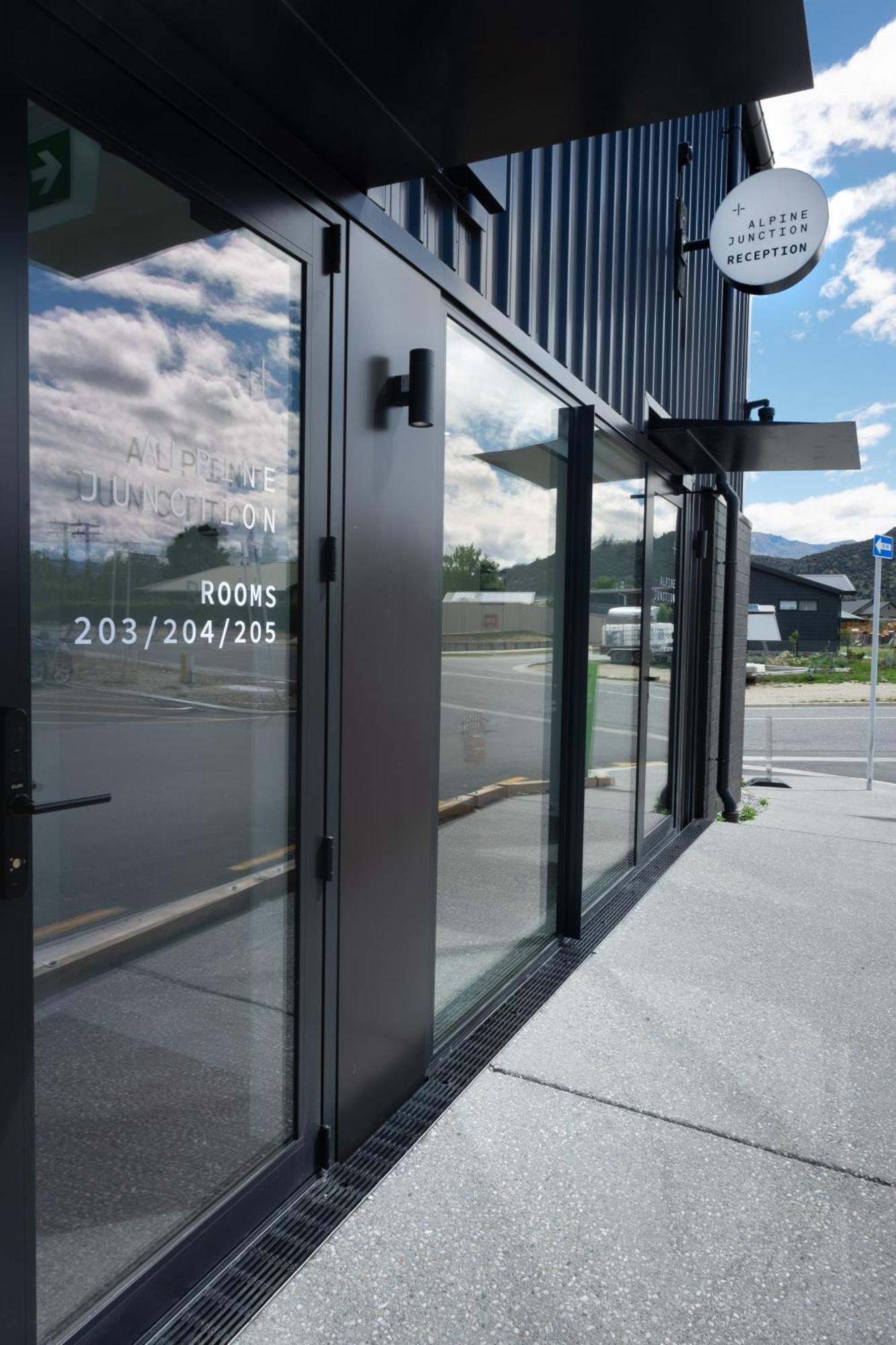 Alpine Junction Townhouse Apartments, Lodge & Hotel ワナカ エクステリア 写真